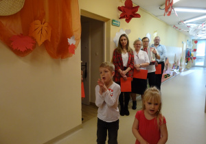 Na zdjęciu widać dzieci na uroczystości.W naszym przedszkolu w dniu 12 Listopada obchodziliśmy Święto Odzyskania przez Polskę Niepodległości.