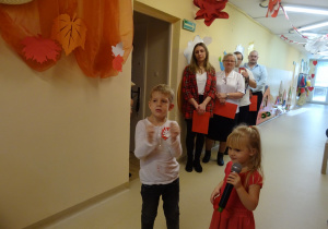 Na zdjęciu widać dzieci na uroczystości.W naszym przedszkolu w dniu 12 Listopada obchodziliśmy Święto Odzyskania przez Polskę Niepodległości.