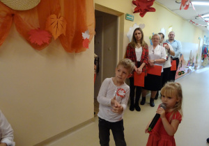 Na zdjęciu widać dzieci na uroczystości.W naszym przedszkolu w dniu 12 Listopada obchodziliśmy Święto Odzyskania przez Polskę Niepodległości.