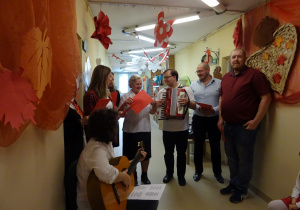 Na zdjęciu widać dzieci na uroczystości.W naszym przedszkolu w dniu 12 Listopada obchodziliśmy Święto Odzyskania przez Polskę Niepodległości.