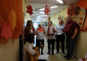 Na zdjęciu widać dzieci na uroczystości.W naszym przedszkolu w dniu 12 Listopada obchodziliśmy Święto Odzyskania przez Polskę Niepodległości.