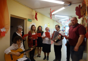 Na zdjęciu widać dzieci na uroczystości.W naszym przedszkolu w dniu 12 Listopada obchodziliśmy Święto Odzyskania przez Polskę Niepodległości.