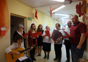 Na zdjęciu widać dzieci na uroczystości.W naszym przedszkolu w dniu 12 Listopada obchodziliśmy Święto Odzyskania przez Polskę Niepodległości.