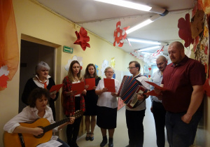 Na zdjęciu widać dzieci na uroczystości.W naszym przedszkolu w dniu 12 Listopada obchodziliśmy Święto Odzyskania przez Polskę Niepodległości.