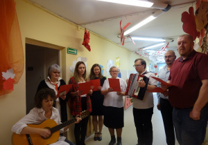 Na zdjęciu widać dzieci na uroczystości.W naszym przedszkolu w dniu 12 Listopada obchodziliśmy Święto Odzyskania przez Polskę Niepodległości.