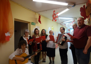 Na zdjęciu widać dzieci na uroczystości.W naszym przedszkolu w dniu 12 Listopada obchodziliśmy Święto Odzyskania przez Polskę Niepodległości.