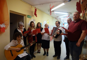 Na zdjęciu widać dzieci na uroczystości.W naszym przedszkolu w dniu 12 Listopada obchodziliśmy Święto Odzyskania przez Polskę Niepodległości.