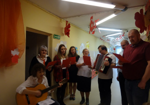 Na zdjęciu widać dzieci na uroczystości.W naszym przedszkolu w dniu 12 Listopada obchodziliśmy Święto Odzyskania przez Polskę Niepodległości.