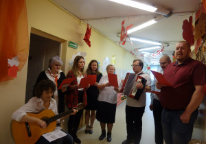 Na zdjęciu widać dzieci na uroczystości.W naszym przedszkolu w dniu 12 Listopada obchodziliśmy Święto Odzyskania przez Polskę Niepodległości.