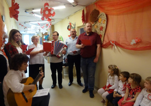 Na zdjęciu widać dzieci na uroczystości.W naszym przedszkolu w dniu 12 Listopada obchodziliśmy Święto Odzyskania przez Polskę Niepodległości.