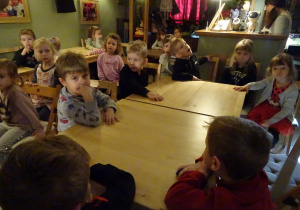 Na zdjęciu widać dzieci w Baśniowej Kawiarence.