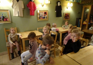 Na zdjęciu widać dzieci w Baśniowej Kawiarence.