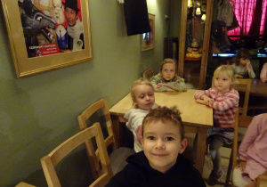 Na zdjęciu widać dzieci w Baśniowej Kawiarence.