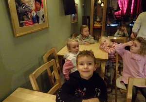 Na zdjęciu widać dzieci w Baśniowej Kawiarence.
