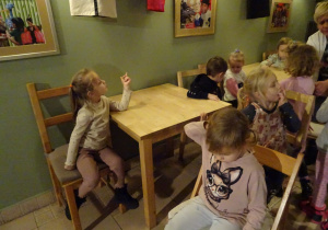 Na zdjęciu widać dzieci w Baśniowej Kawiarence.