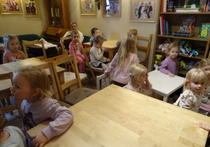 Na zdjęciu widać dzieci w Baśniowej Kawiarence.