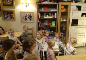 Na zdjęciu widać dzieci w Baśniowej Kawiarence.