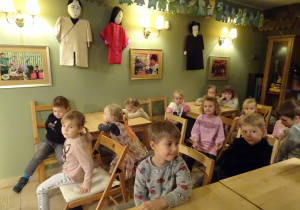 Na zdjęciu widać dzieci w Baśniowej Kawiarence.