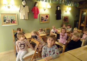 Na zdjęciu widać dzieci w Baśniowej Kawiarence.