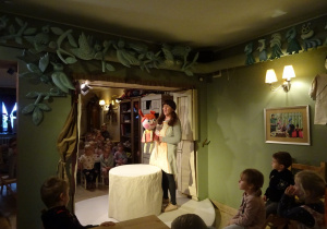 Na zdjęciu widać dzieci w Baśniowej Kawiarence.