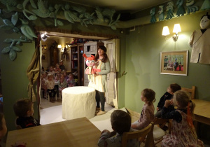 Na zdjęciu widać dzieci w Baśniowej Kawiarence.