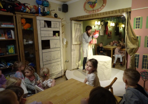 Na zdjęciu widać dzieci w Baśniowej Kawiarence.