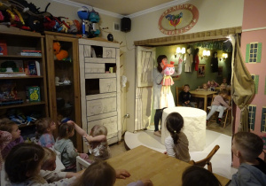 Na zdjęciu widać dzieci w Baśniowej Kawiarence.