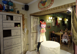 Na zdjęciu widać dzieci w Baśniowej Kawiarence.