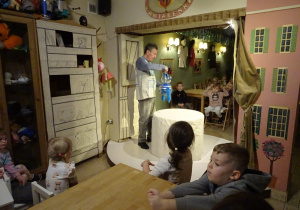 Na zdjęciu widać dzieci w Baśniowej Kawiarence.