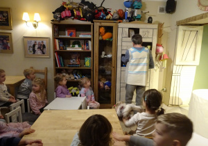 Na zdjęciu widać dzieci w Baśniowej Kawiarence.