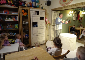 Na zdjęciu widać dzieci w Baśniowej Kawiarence.