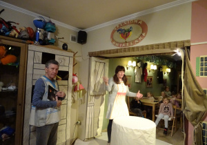 Na zdjęciu widać dzieci w Baśniowej Kawiarence.