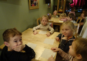 Na zdjęciu widać dzieci w Baśniowej Kawiarence.