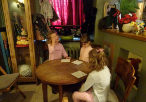 Na zdjęciu widać dzieci w Baśniowej Kawiarence.