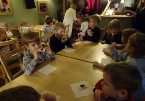 Na zdjęciu widać dzieci w Baśniowej Kawiarence.