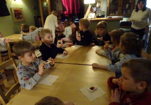 Na zdjęciu widać dzieci w Baśniowej Kawiarence.