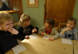 Na zdjęciu widać dzieci w Baśniowej Kawiarence.