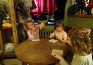 Na zdjęciu widać dzieci w Baśniowej Kawiarence.