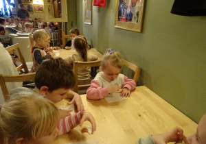 Na zdjęciu widać dzieci w Baśniowej Kawiarence.