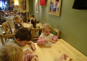 Na zdjęciu widać dzieci w Baśniowej Kawiarence.