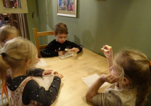 Na zdjęciu widać dzieci w Baśniowej Kawiarence.