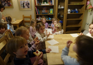 Na zdjęciu widać dzieci w Baśniowej Kawiarence.