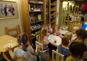 Na zdjęciu widać dzieci w Baśniowej Kawiarence.