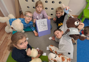 Na zdjęciu widać dzieci na zajęciach z okazji dnia Pluszowego Misia.