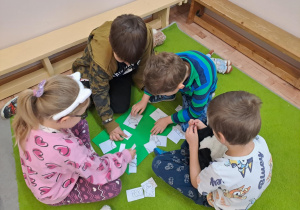 Na zdjęciu widać dzieci na zajęciach z okazji dnia Pluszowego Misia.