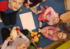 Na zdjęciu widać dzieci na zajęciach z okazji dnia Pluszowego Misia.