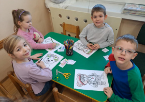 Na zdjęciu widać dzieci na zajęciach z okazji dnia Pluszowego Misia.