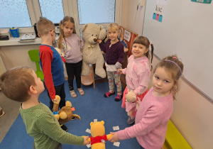 Na zdjęciu widać dzieci na zajęciach z okazji dnia Pluszowego Misia.