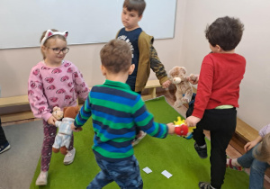 Na zdjęciu widać dzieci na zajęciach z okazji dnia Pluszowego Misia.