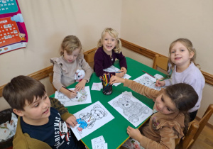 Na zdjęciu widać dzieci na zajęciach z okazji dnia Pluszowego Misia.